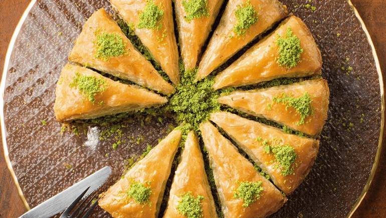 بقلاوة شكل جزرة (قطعة واحدة)